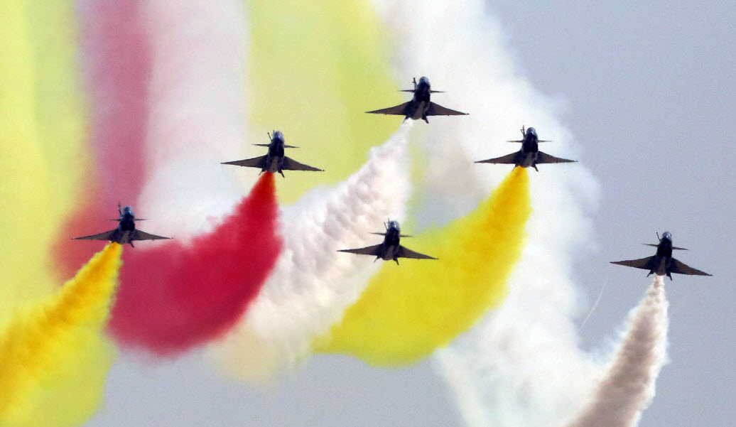 استعراض طائرات حربية في معرض للطيران في الصين