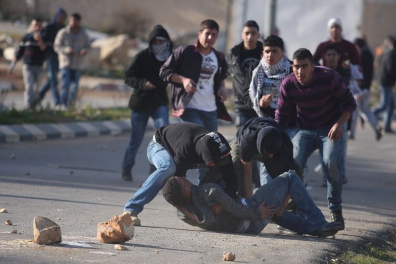 إصابة 61 فلسطينيًا خلال مواجهات مع الاحتلال في 11 نقطة تماس