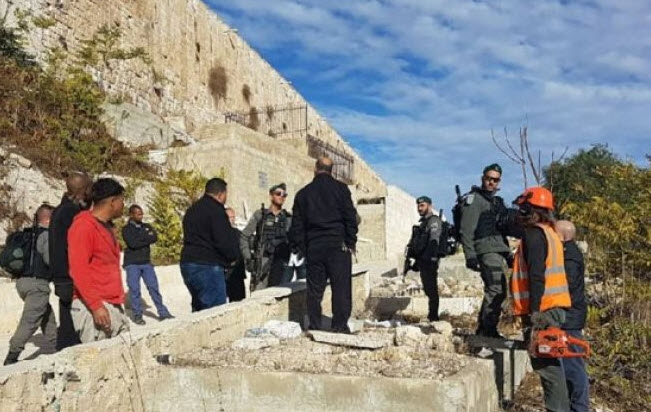 الاحتلال يعتدي على مقبرة باب الرحمة شرق الأقصى لليوم الثاني