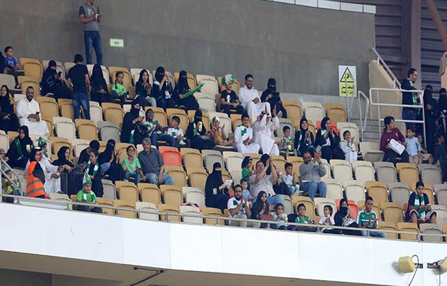مشجعات يحضرن مباريات كرة قدم للمرة الأولى في السعودية