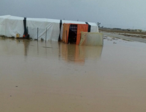 إنقاذ 64 شخصا حاصرتهم مياه الأمطار في أم الرصاص والحلابات