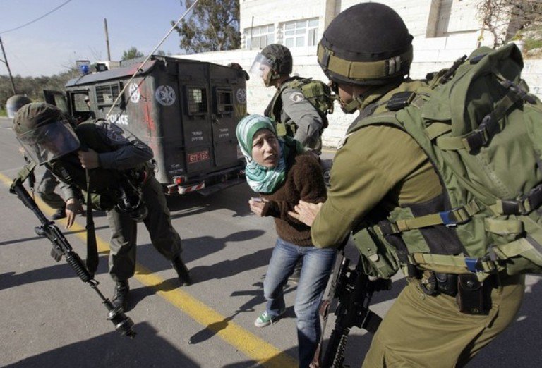 جيش الاحتلال يعتقل فلسطينية بدعوى "محاولة الطعن"