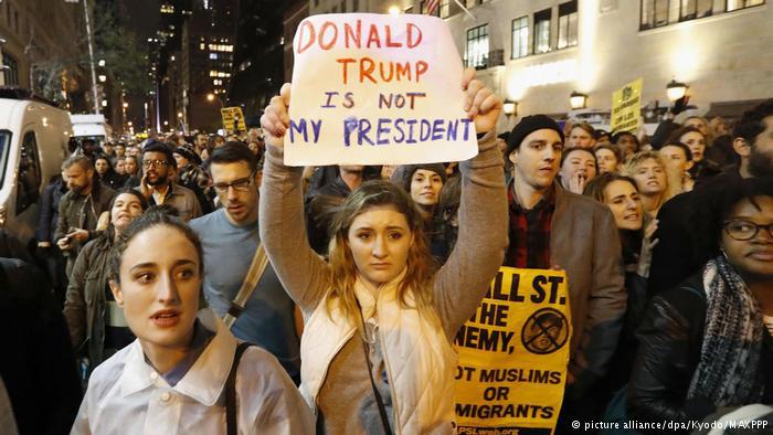احتجاجات ضد ترامب في ذكرى تنصيبه