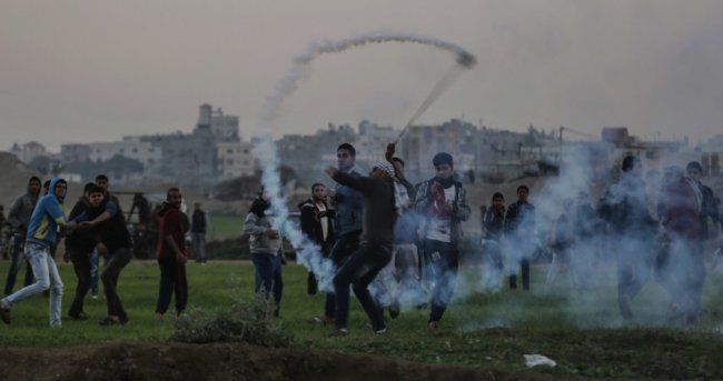 8 اصابات في "جمعة الغضب" على حدود غزة
