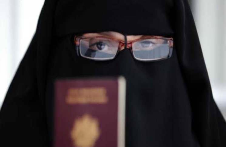 فرنسا تحرم جزائرية مسلمة من الجنسية لرفضها مصافحة مسؤولين