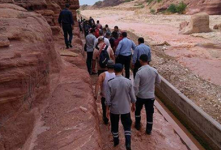 الاغوار الجنوبية.. المياه تحاصر 55 طالبا في وادي النقع