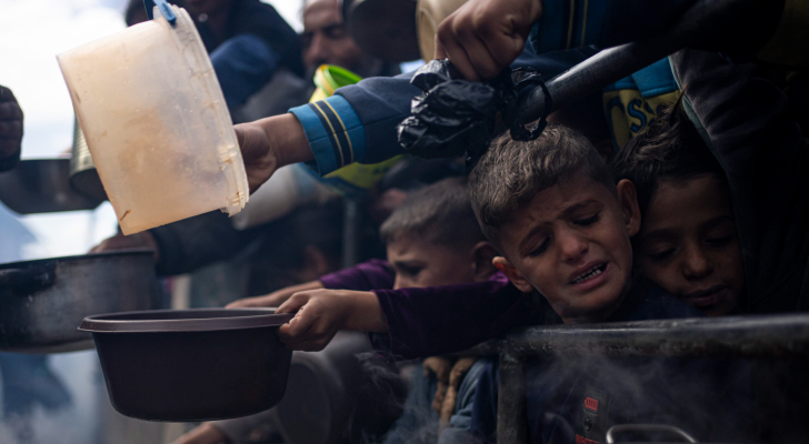 مفوض الأونروا يحذر من مجاعة في غزة ويطالب بالضغط على الاحتلال