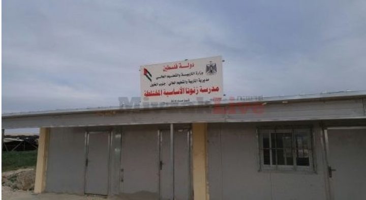 مستوطنون إرهابيون يدمرون مدرسة زنوتا ويسرقون محتوياتها في الخليل