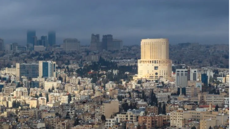 انخفاض ملموس على درجات الحرارة اليوم وانحسار الغبار تدريجياً ليلًا