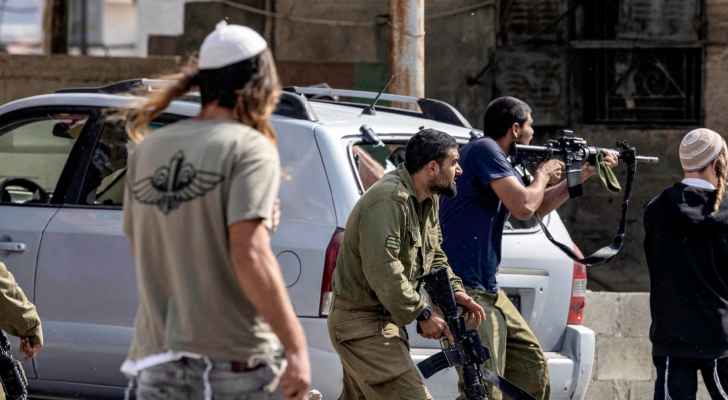 اعتداءات المستعمرين تتصاعد: مصور صحفي يتعرض للضرب في المغير