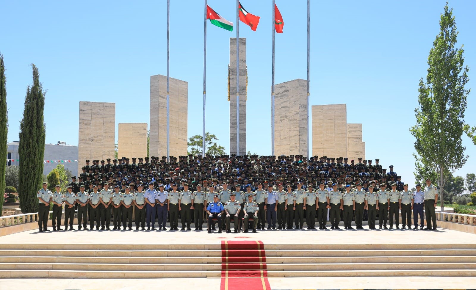 مندوبًا عن الملك.. الحنيطي يرعى تخريج "كلية القيادة" 