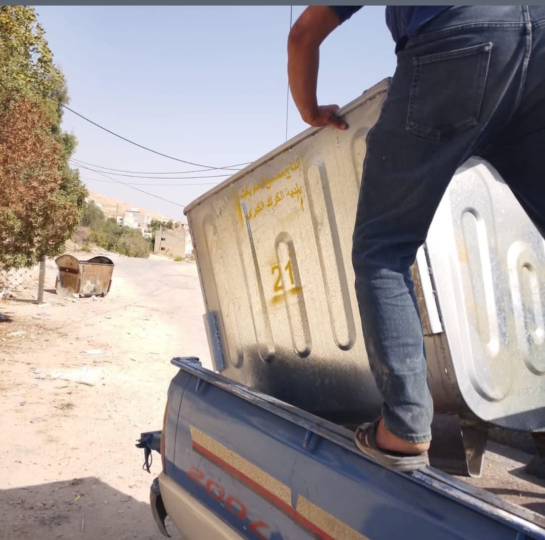 بلدية الكرك تزيل الأنقاض العشوائية في منطقة "جسر الكرك"