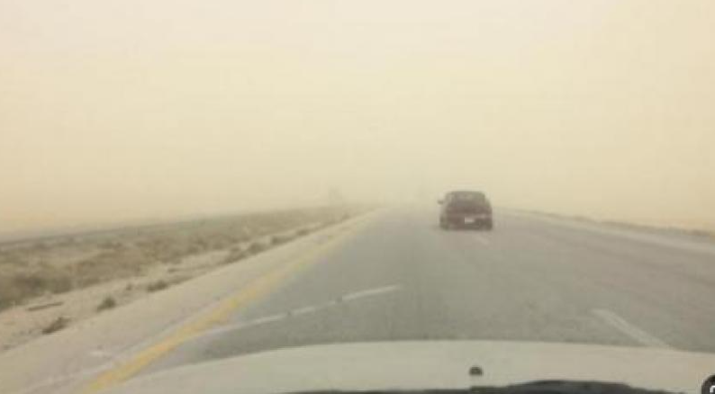 إعادة فتح الطريق الصحراوي بالاتجاهين بعد انحسار موجة الغبار