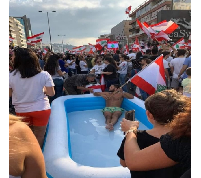 مظاهرات لبنان.. مسبح " بنص الاوتوستراد" !