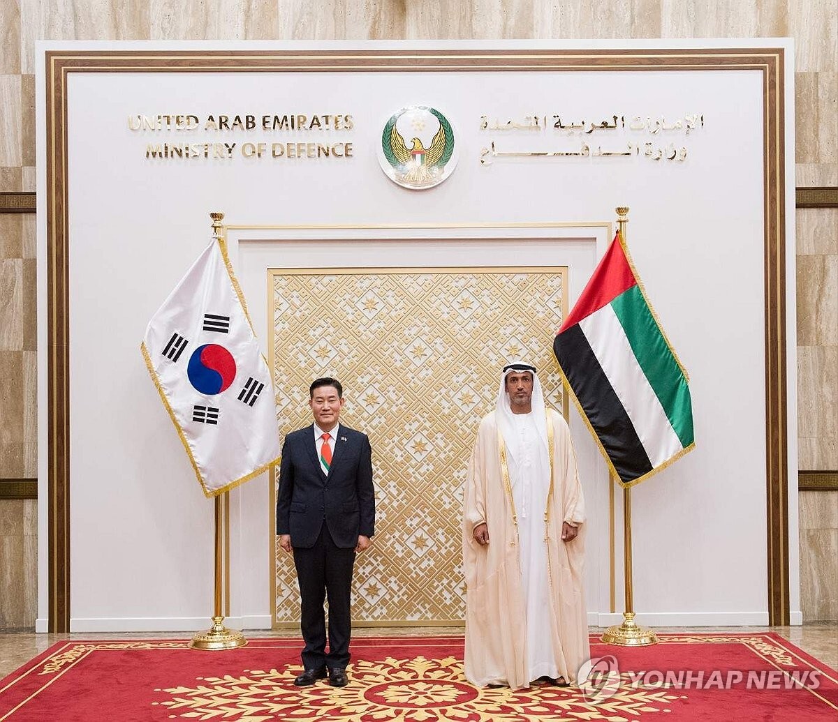 وزير الدفاع الكوري الجنوبي يفاجئ الإماراتيين بربطة عنق مميزة