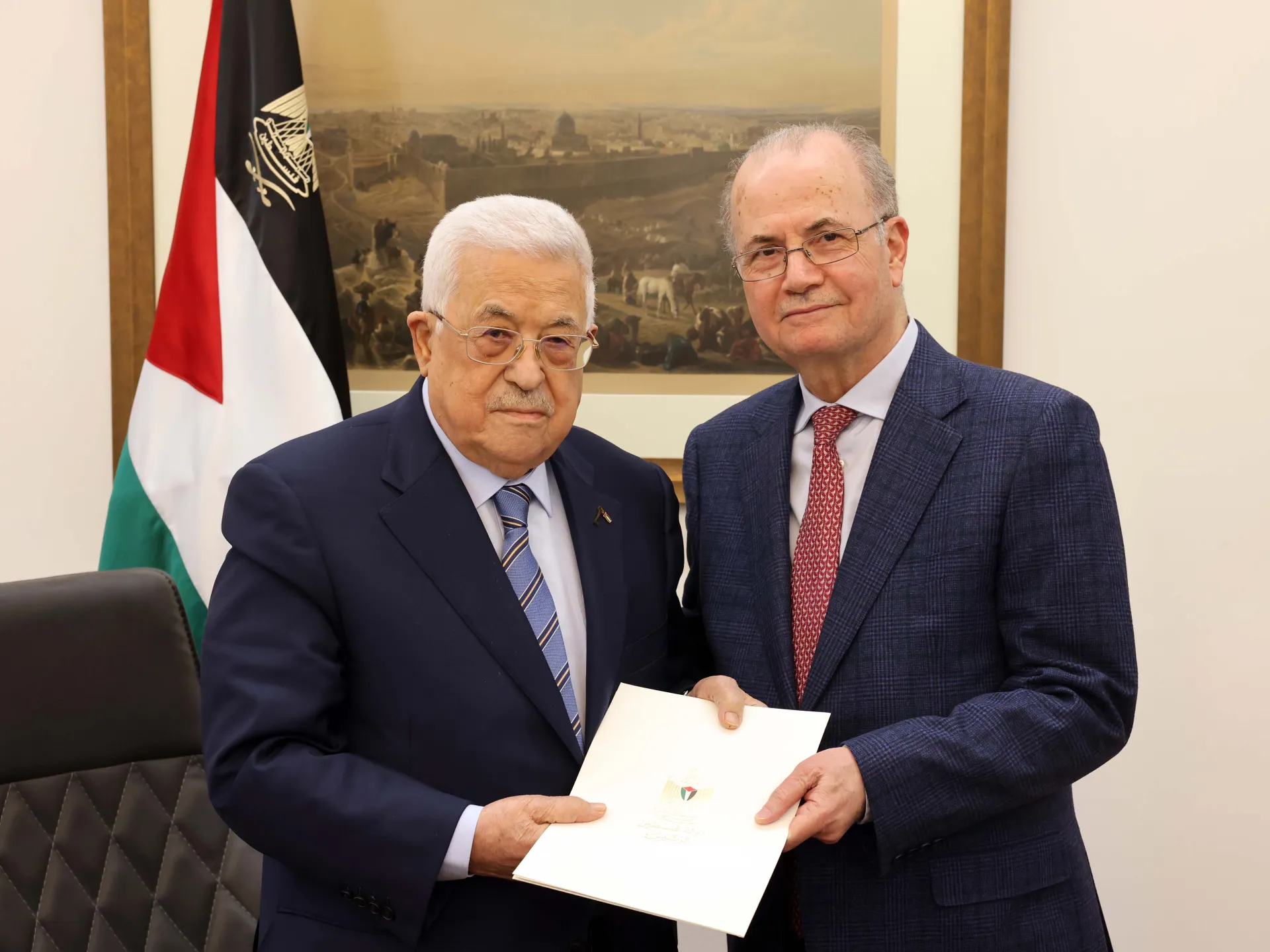 رئيس الوزراء الفلسطيني يشكل حكومته الجديدة وعباس يمنحها الثقة
