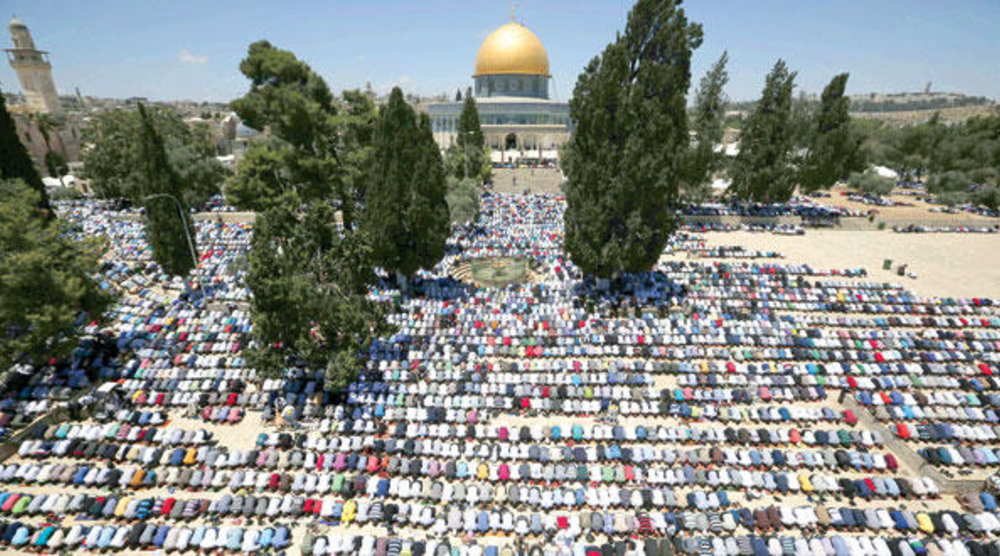 عشرات الآلاف يصلّون فجر الجمعة الثالثة من رمضان في المسجد الأقص