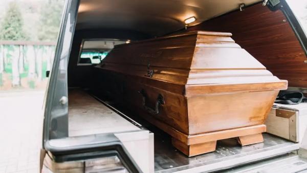 مصر .. جثمان سيدة يتحرك خلال جنازتها والأطباء يؤكدون وفاتها