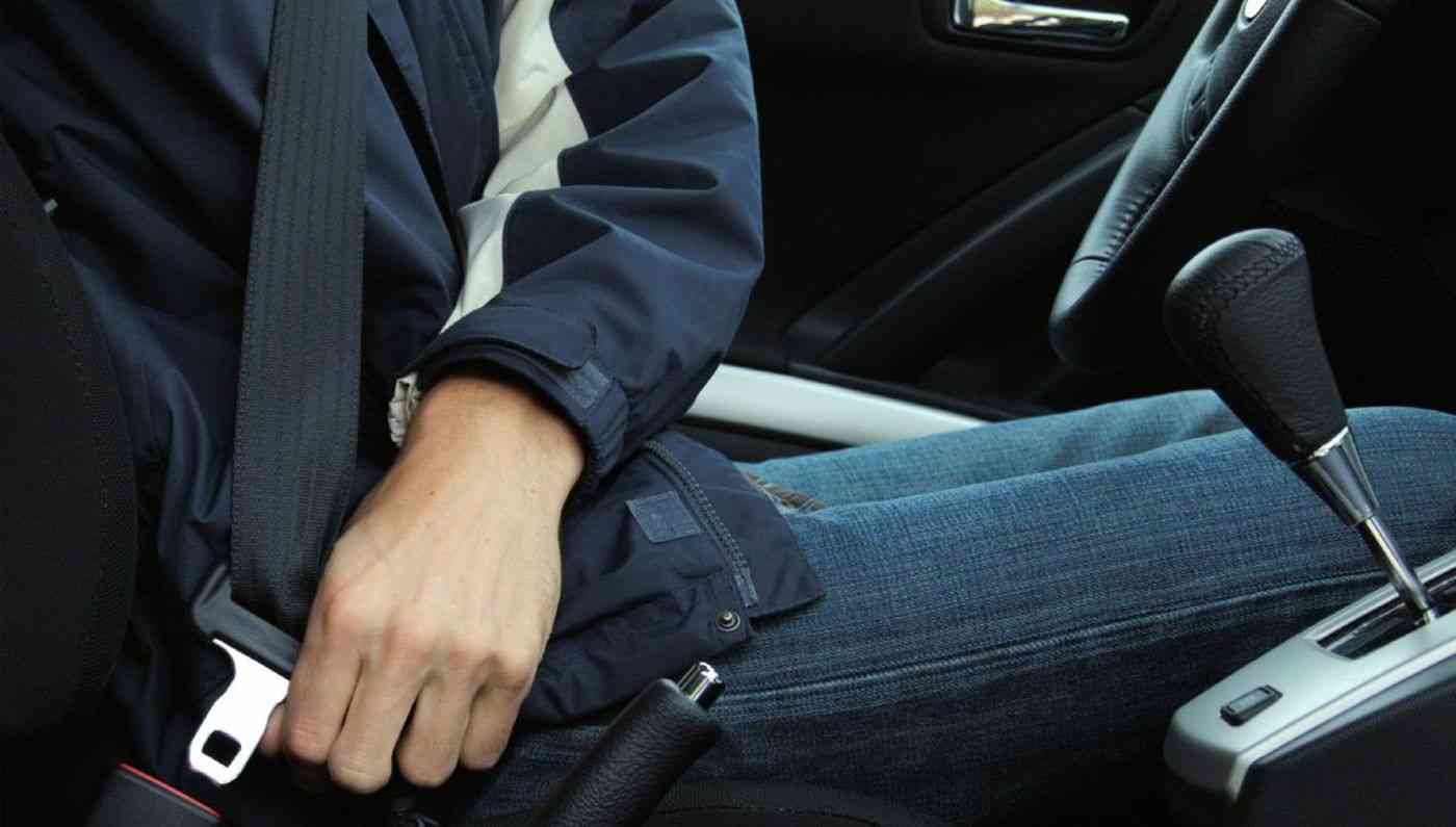 مدعي عام سابق يفجر مفاجأة حول عدم قانونية تصوير مخالفات حزام الأمان داخل السيارة