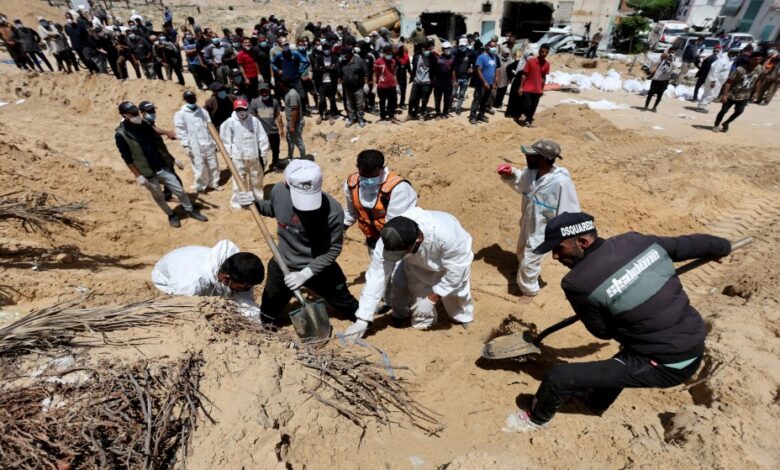 انتشال نحو 392 جثمانا من مجمع ناصر الطبي في خان يونس على مدار 5 أيام