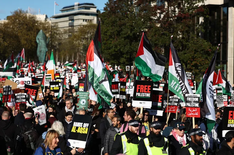 مئات الآلاف من البريطانيين يشاركون في المسيرة الـ 13 للتضامن مع غزة