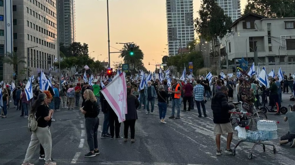 آلاف "الإسرائيليين" يتظاهرون في تل أبيب للمطالبة بصفقة تبادل فورية والإطاحة بنتنياهو