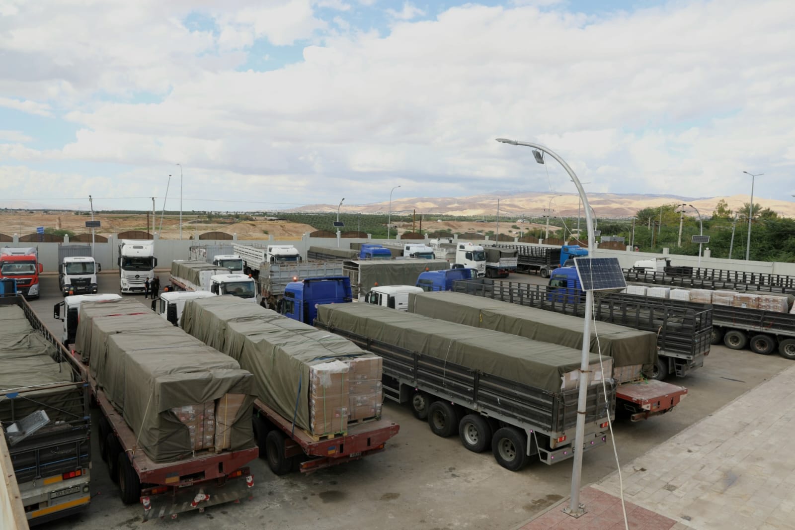 محاولات صهيونية لإعاقتها.. الأردن يسير ٣٥ شاحنة من المواد الغذائية لأهلنا في غزة