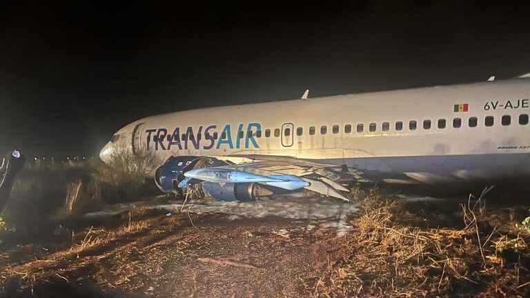 السنغال.. إصابة 11 شخصا إثر انحراف طائرة ركاب عن المدرج قبل إقلاعها