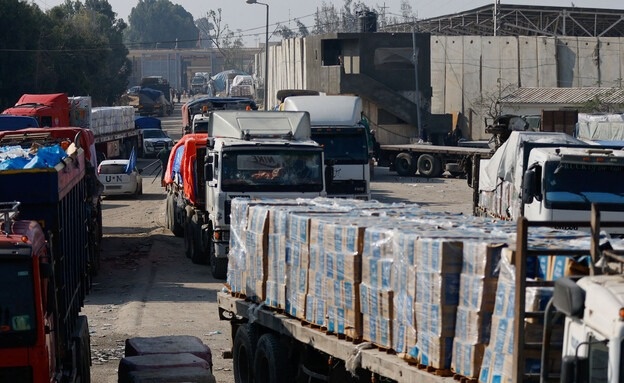شاحنات مساعدات تنتظر موافقة (إسرائيل) للسماح لها بالتحرك إلى ميناء غزة العائم