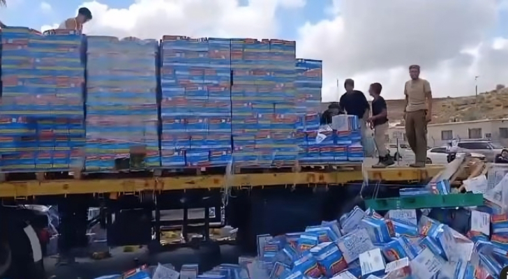 مستوطنون يهاجمون شاحنات محملة بمواد غذائية كانت متوجهة لغزة