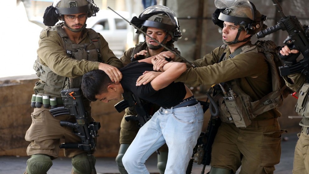 قوات الاحتلال تعتقل (26) فلسطينيا من الضفة وارتفاع عدد المعتقلين إلى (8800) معتقل