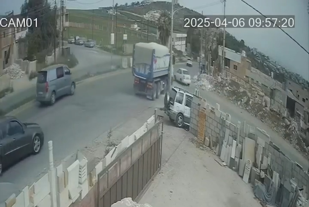 تدهور شاحنة في إيدون بإربد بعد تفاجؤها بمركبة خرجت من مسربها.. فيديو