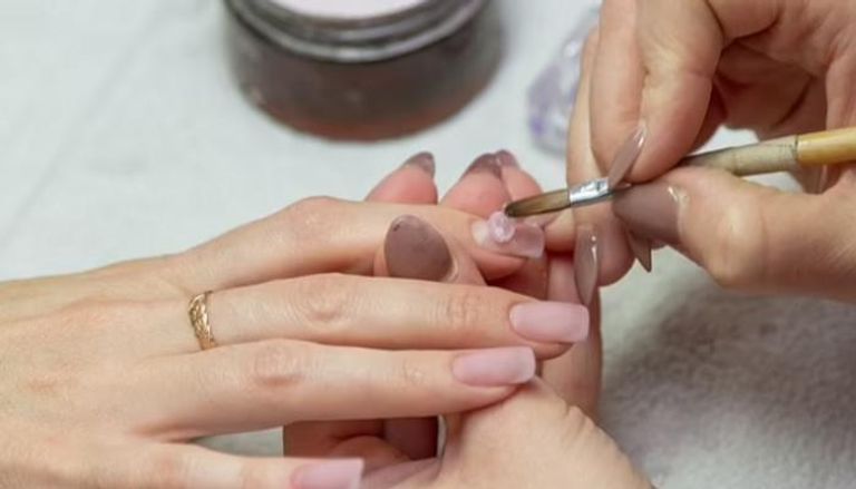 أظافرك الاصطناعية قد تفسد سمعك.. علاقة صادمة بين الموضة والطنين