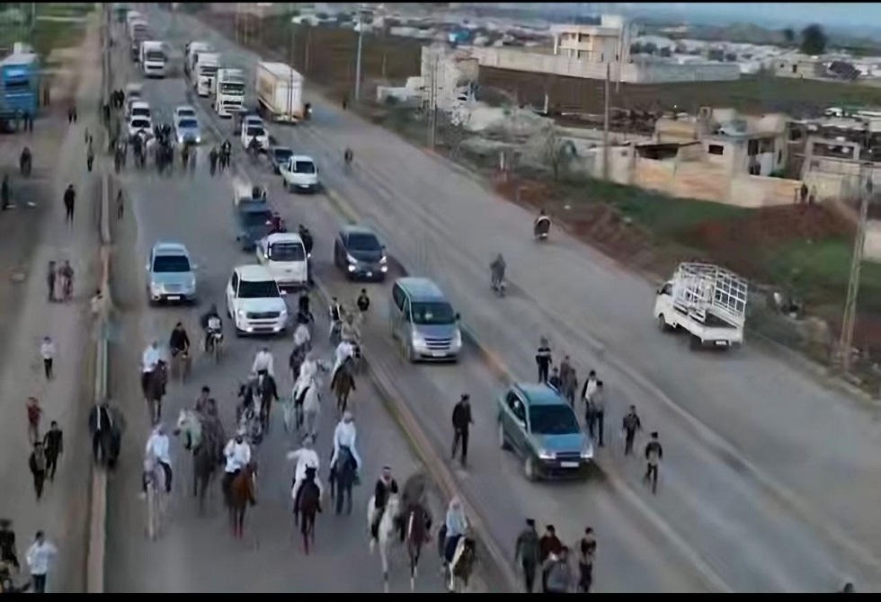 حجاج إسبان يصلون سوريا على ظهور الخيل في رحلة حج تاريخية