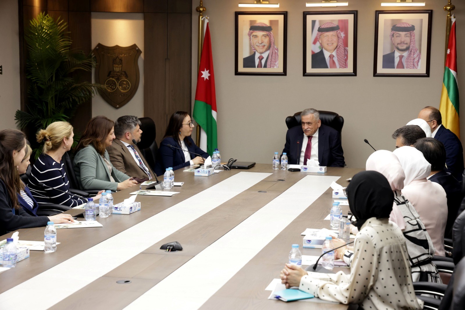 رئيس الجامعة الأردنيّة يبحث مع وفد من جامعة هارفرد سبل التعاون الأكاديمي والبحثي