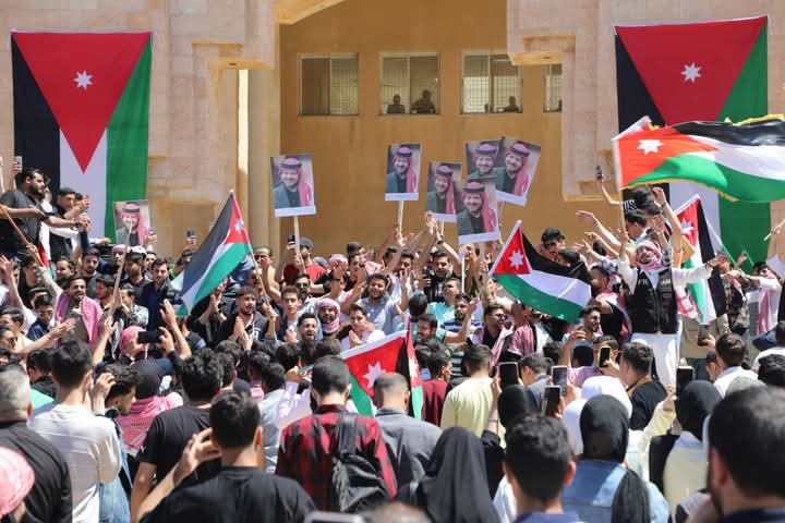 جامعة آل البيت تنظم وقفة حاشدة بعنوان "مع الوطن مع القائد" دعماً للأجهزة الأمنية