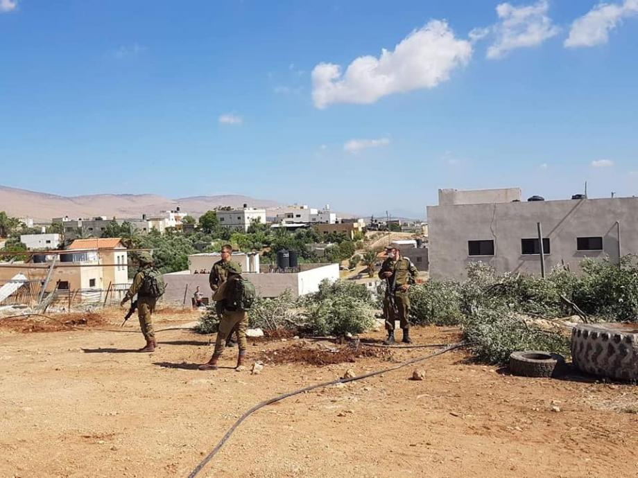 قوات الاحتلال تقتحم قرية بردلة في الأغوار الشمالية وتداهم منازل الفلسطينيين