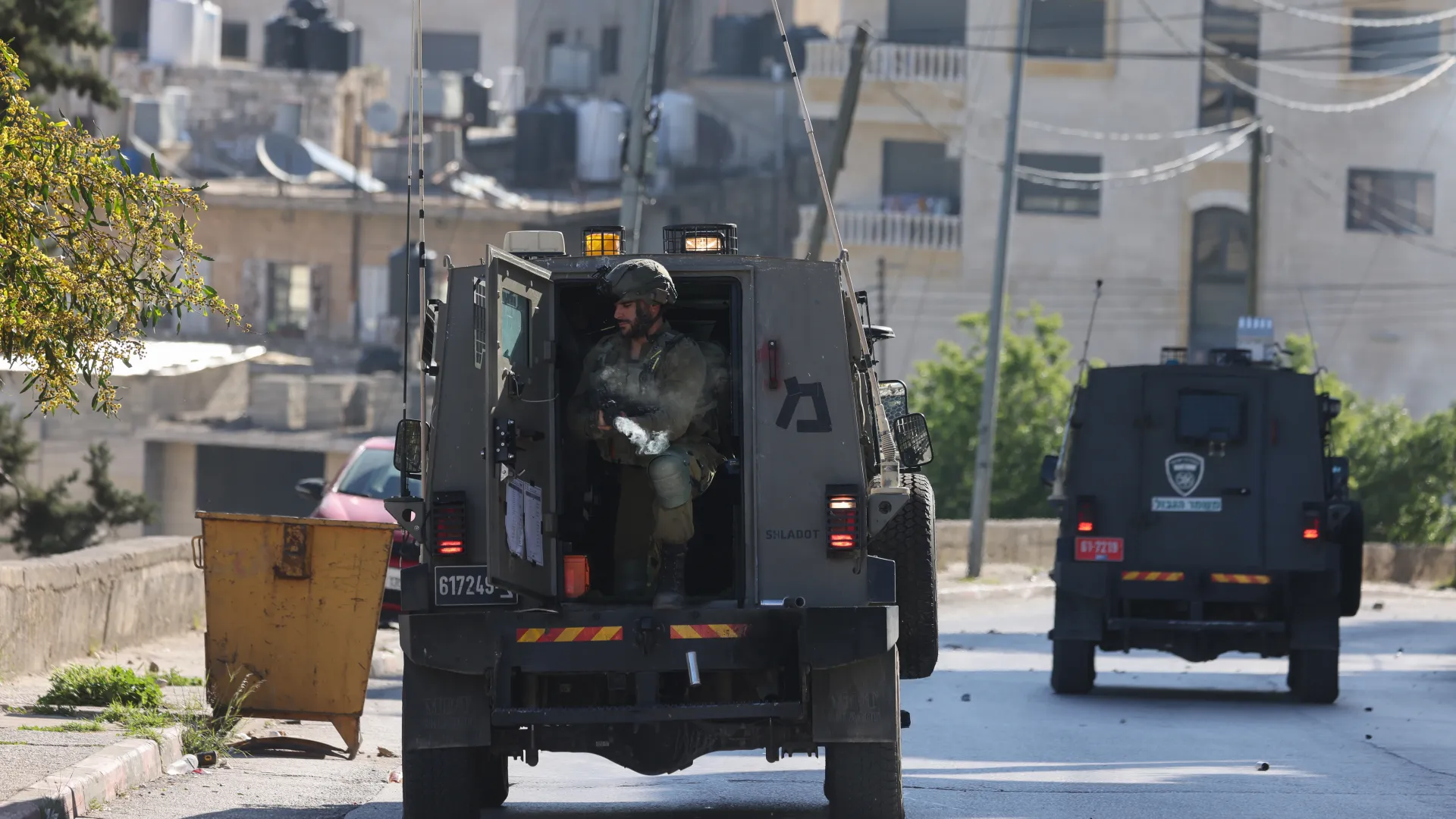 قوات الاحتلال تقتحم نابلس وتداهم منازل الفلسطينيين