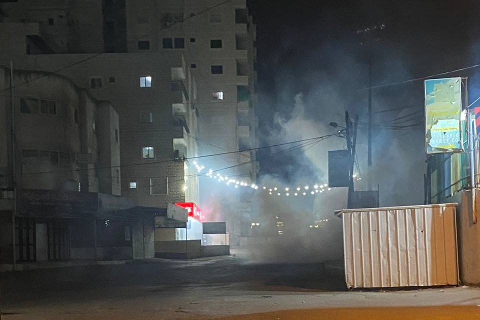 قوات الاحتلال تقتحم الخليل وتطلق الغاز السام على مخيم الفوار