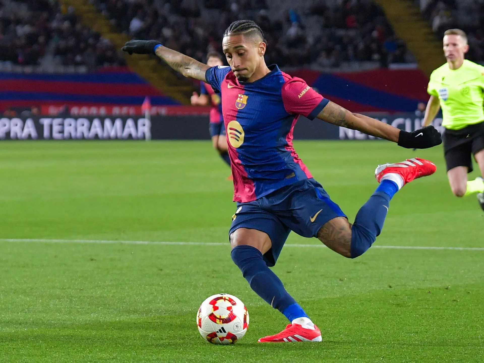 رافينيا غير راضٍ عن عرض برشلونة لتجديد عقده وسط اهتمام الهلال السعودي