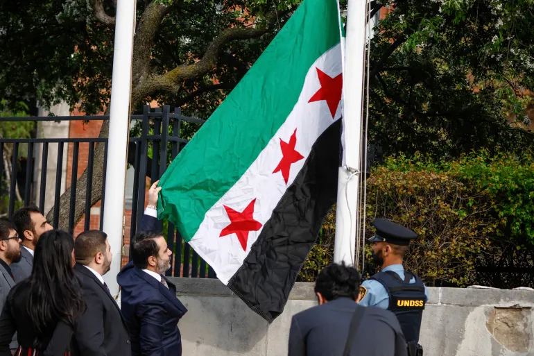 سوريا ترفع علمها الجديد أمام الأمم المتحدة وتطالب برفع العقوبات