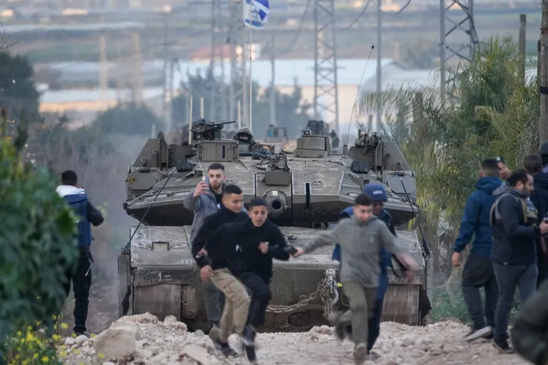 اعتقال 4 فلسطينيين والاعتداء على آخر في الخليل