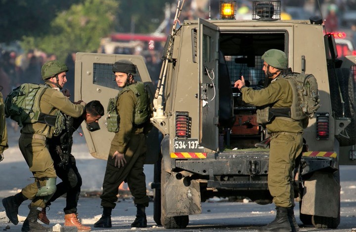 حملة اعتقالات للاحتلال واسعة تطال 13 فلسطينيًا في محافظة الخليل