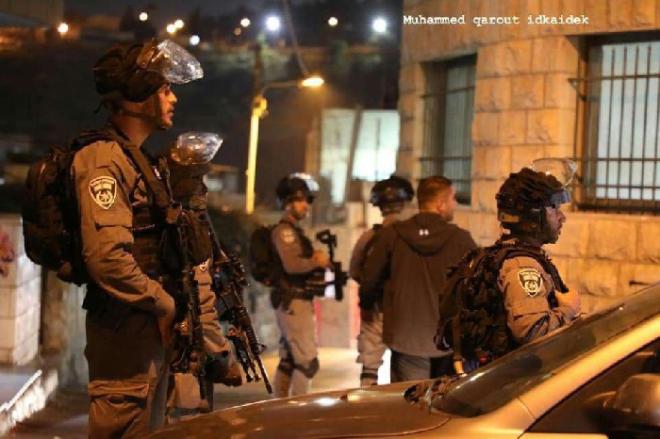 قوات الاحتلال تعتقل شابين فلسطينيين من بلدة العيسوية بالقدس المحتلة