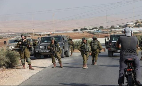 إجراءات عسكرية مشددة للاحتلال تعيق حركة الفلسطينيين على حاجز الحمرا بالأغوار
