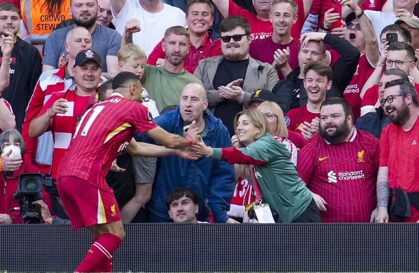 "يأسر القلوب".. محمد صلاح يلتقط "سيلفي ذهبي" بهاتف فتاة