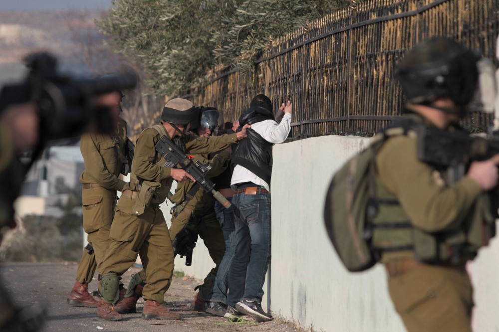 الاحتلال يعتقل 7 فلسطينيين بالخليل ويعتدي على عائلات ويقتحم مخيم الفوار