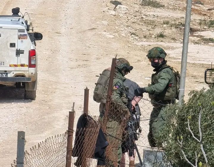 مستعمرون يشقون طرقاً ويسرقون أموالاً تحت حماية جيش الاحتلال في مسافر يطا