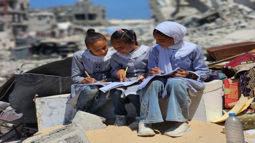 إصابات بالاختناق بين طلبة مدارس الخضر جراء غاز الاحتلال السام