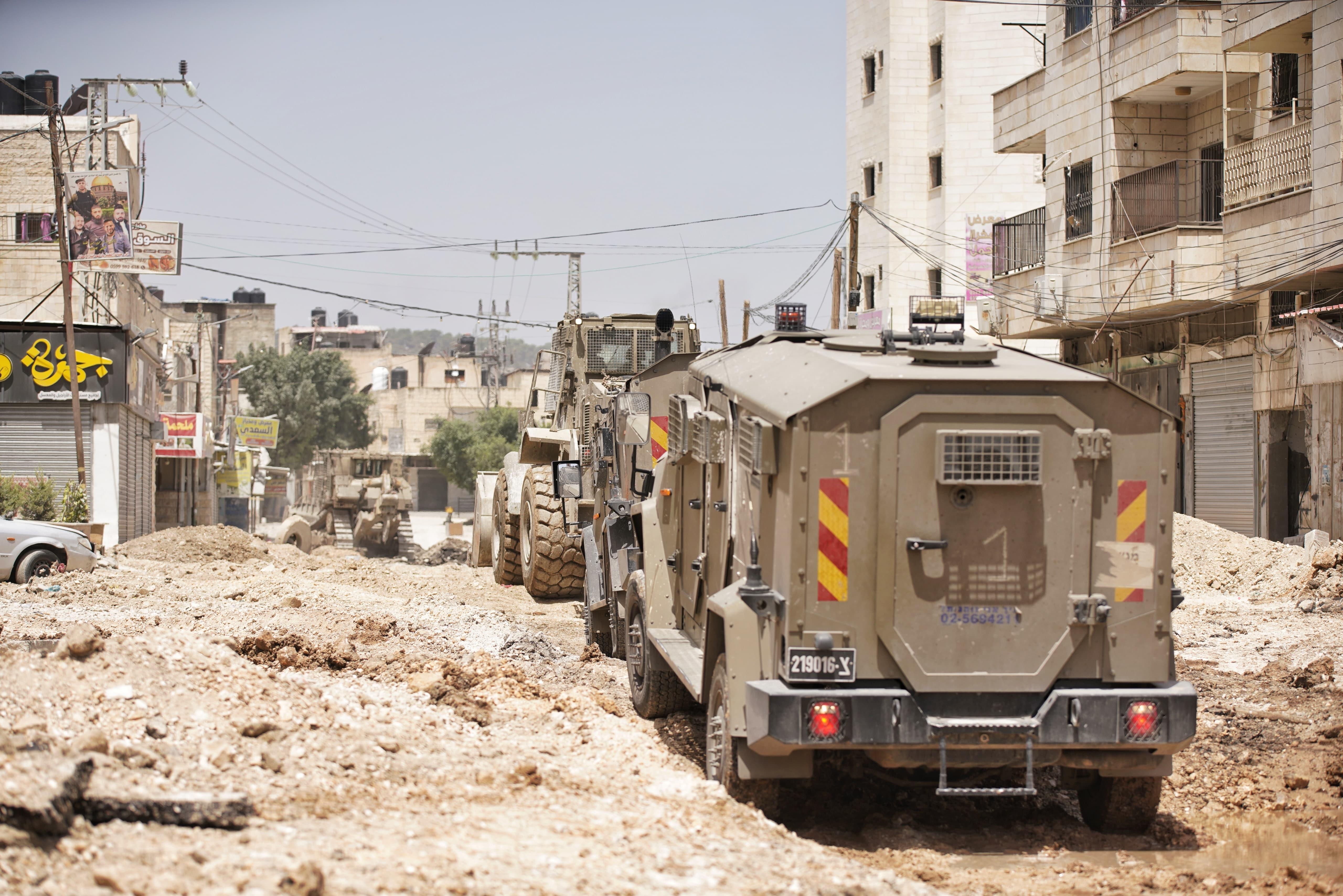 الاحتلال يواصل عدوانه على جنين ومخيمها ويعتقل 22 فلسطينيا بالضفة الغربية